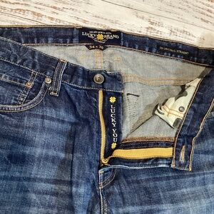 2136. Men’s Lucky Brand Dark Wash Distressed Jeans Size 34x30 EUC